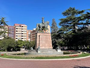 estatua paseo del espolón en logroño