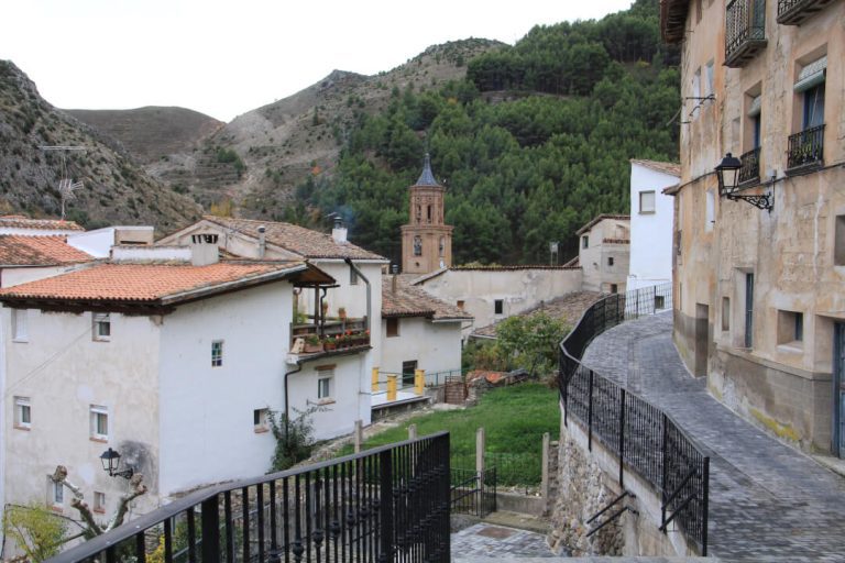 que ver en arnedillo un pueblo de la rioja iglesia de fondo y edificios viejos