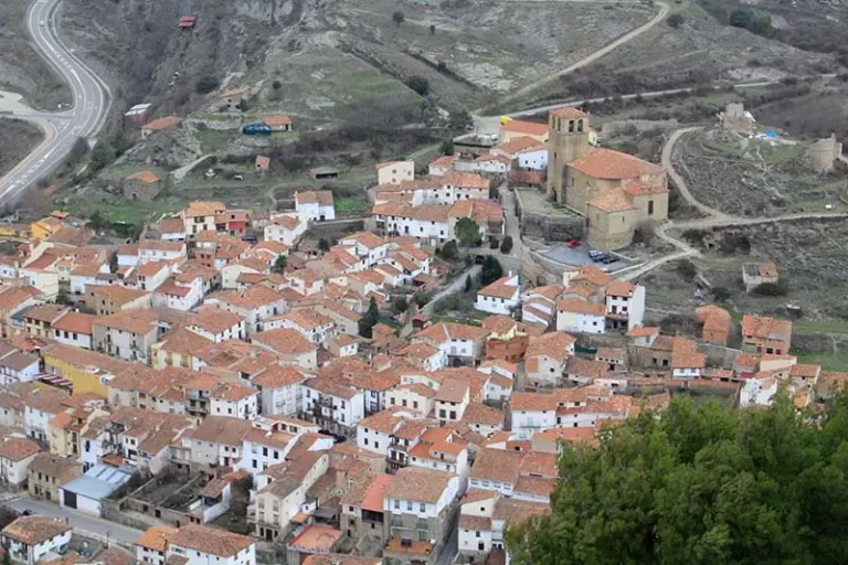 que ver en enciso visión del pueblo desde la montaña