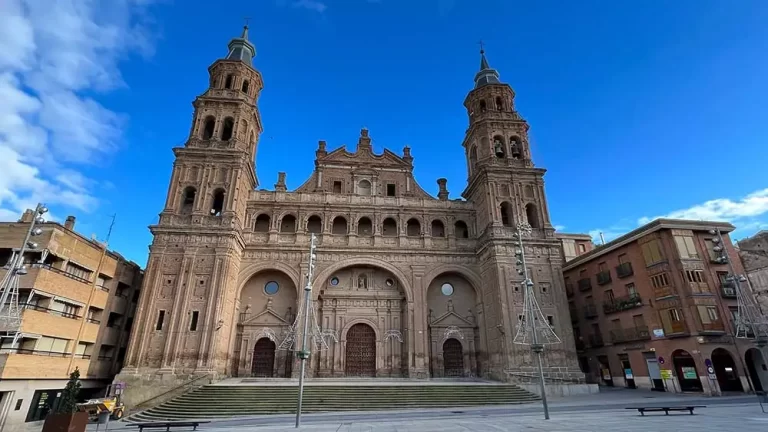 colegiata de san miguel arcangel en alfaro de frente