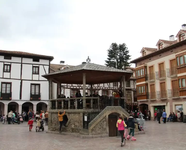plaza del quiosco con una caseta en el centro que ver en ezcaray
