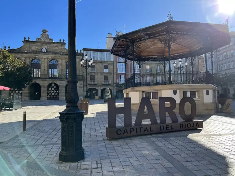 plaza de la paz en haro con el nombre del pueblo en el centro