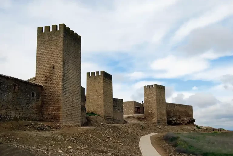 que ver en artajona como su cerco, muralla medieval