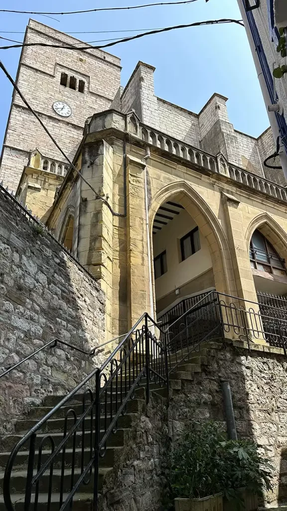fachada exterior de la iglesia de san pedro en zumaia