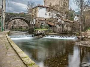 foto de uno de los puentes de potes con la torre del infanto a su derecha en la guia mas completa sobre que ver en potes