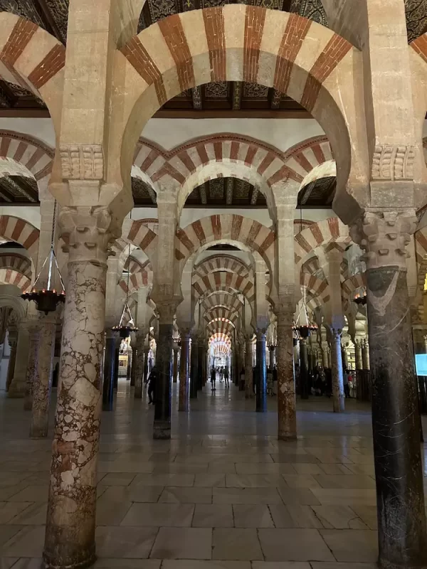 Arcos de jaspe del interior de la Mezquita-Catedral de Córdoba
