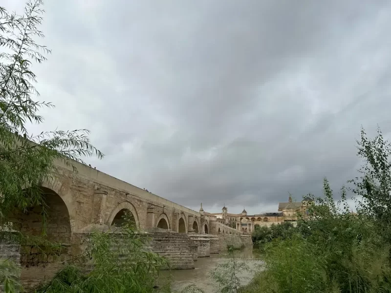 Puente Romano de Córdoba vistas desde la orilla