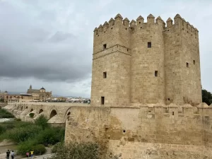Torre de la Calahorra de Córdoba y al fondo la Mezquita Catedral