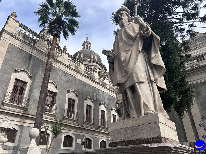 vistas a la cúpula de la badia de santa ágata en catania